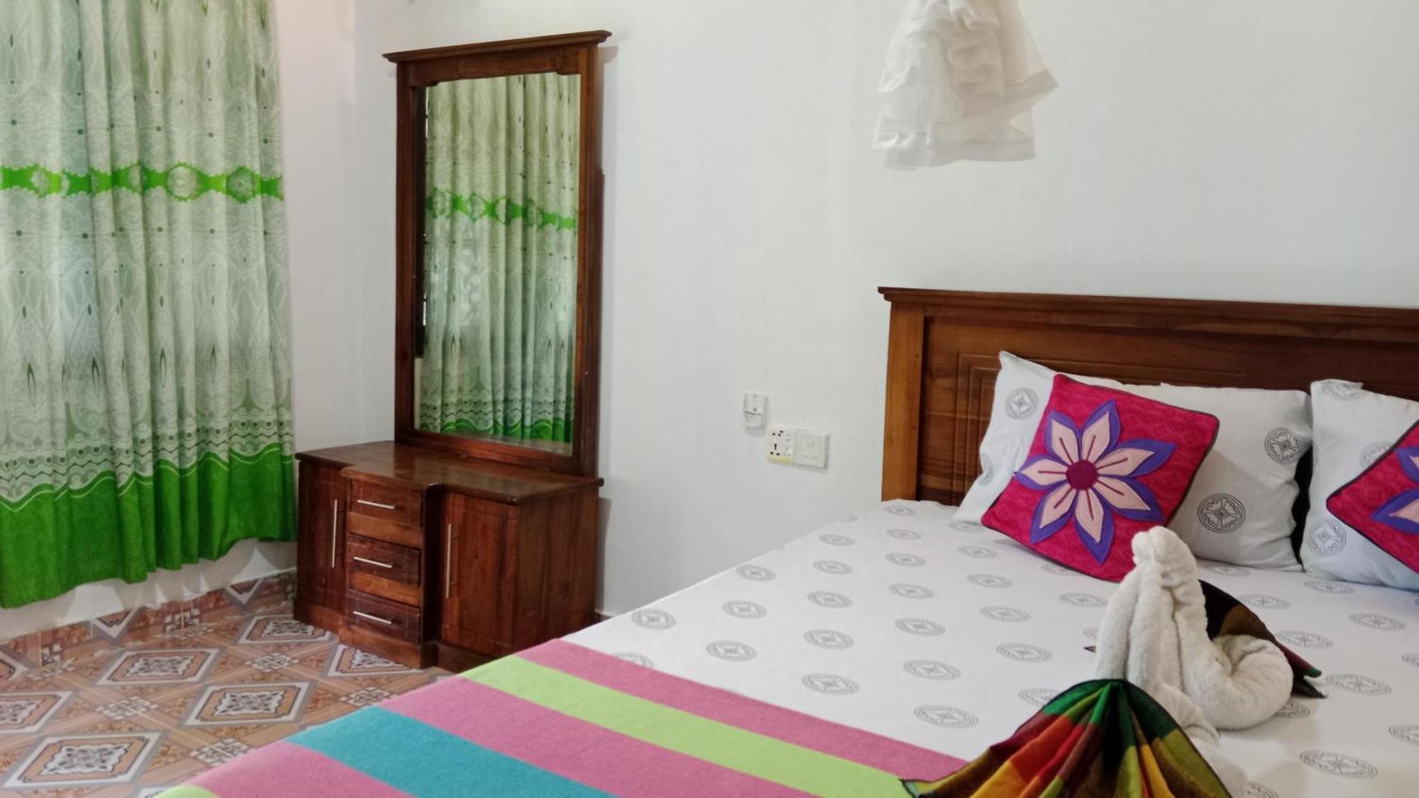 Chanaka Holiday Inn Сигирия Экстерьер фото